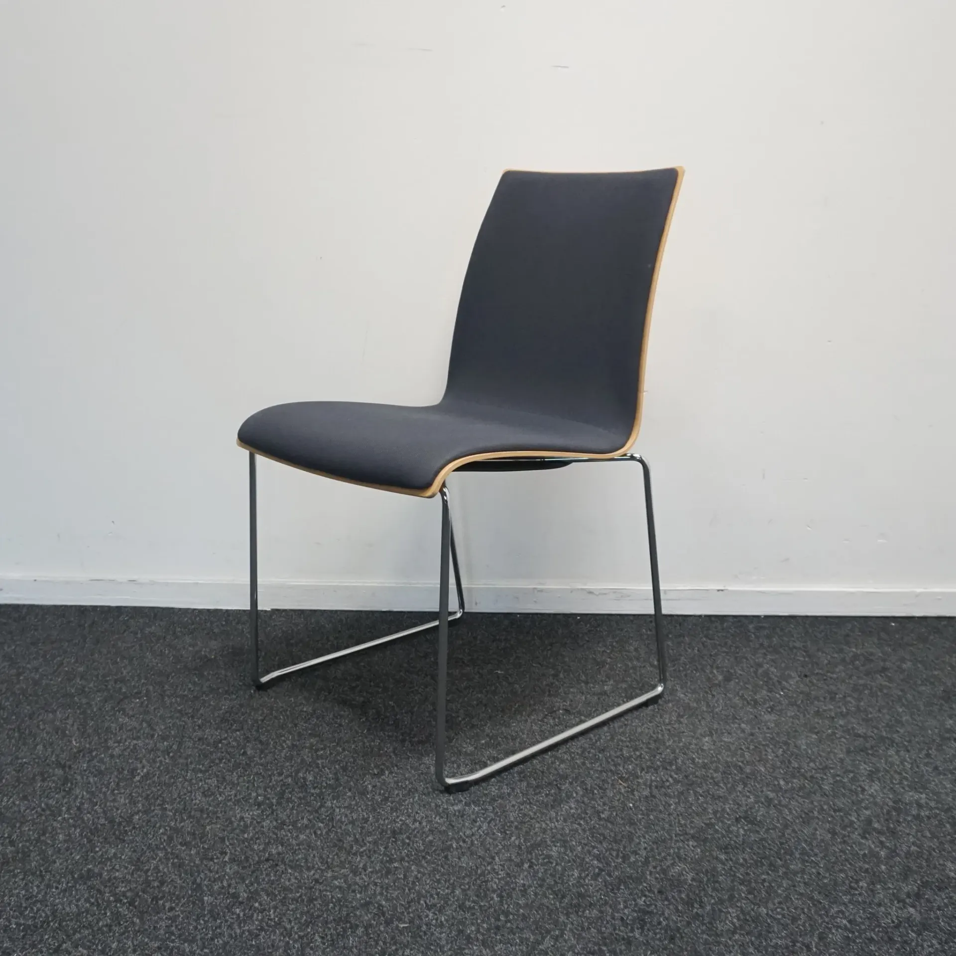 Brunner Tamsiai Pilka Su Fanera Lankytojo Kėdė, Švedija