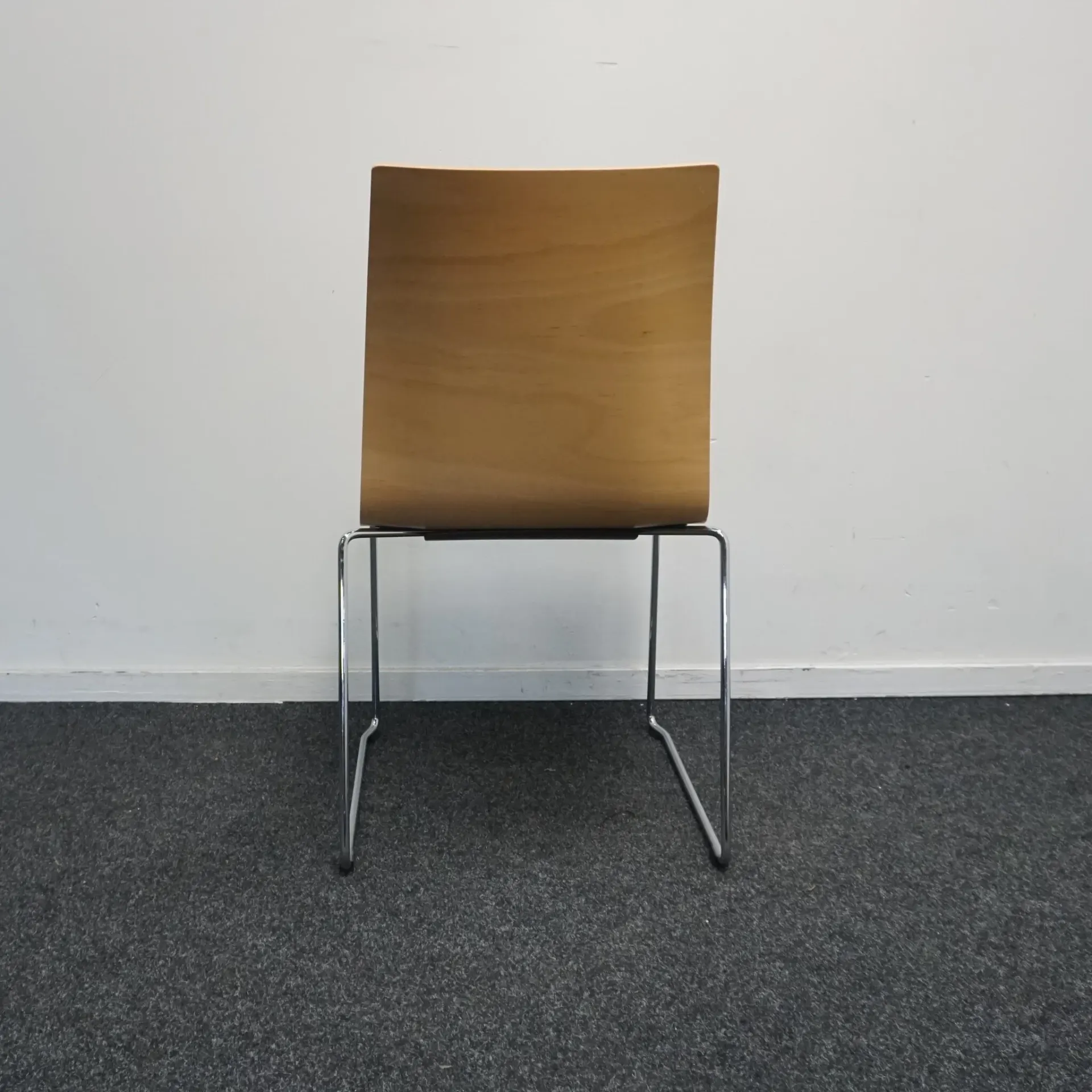 Brunner Tamsiai Pilka Su Fanera Lankytojo Kėdė, Švedija