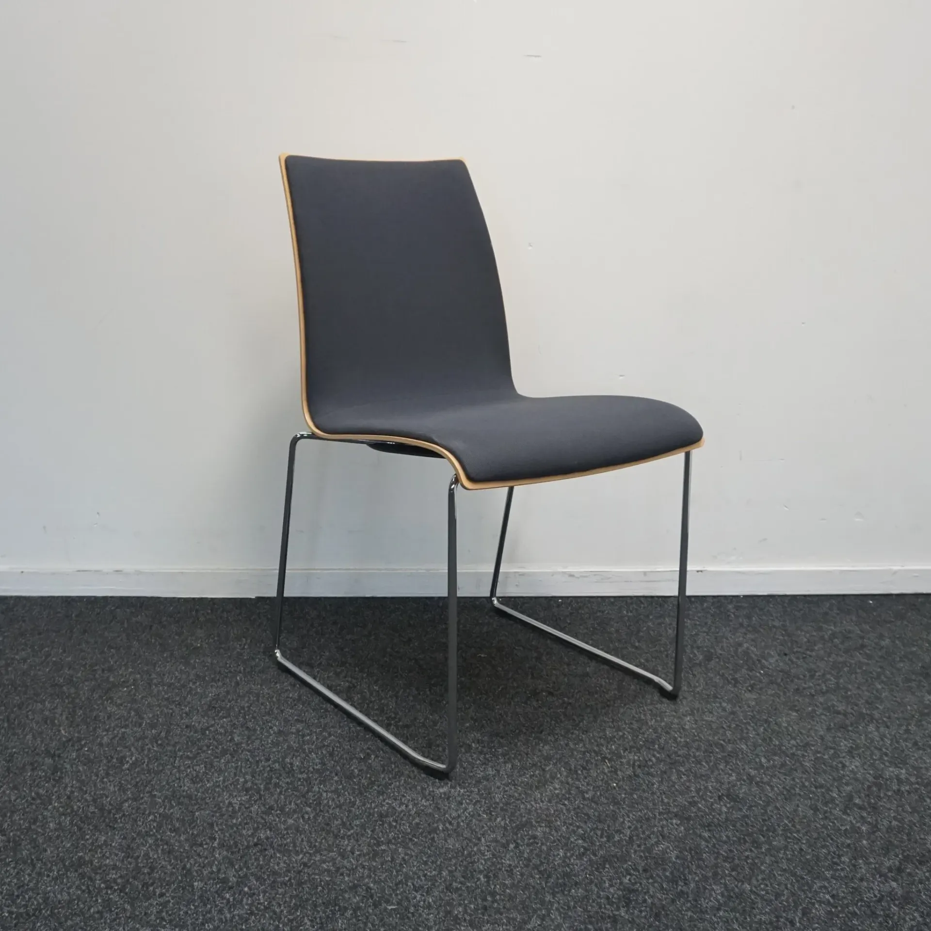 Brunner Tamsiai Pilka Su Fanera Lankytojo Kėdė, Švedija