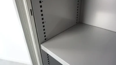 Pilka Metalinė Spinta Su Žaliuzinio Tipo Stumdomomis Durimis, Olandija