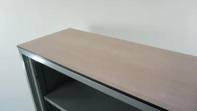 Pilka Metalinė Spinta Su Žaliuzinio Tipo Stumdomomis Durimis, Olandija