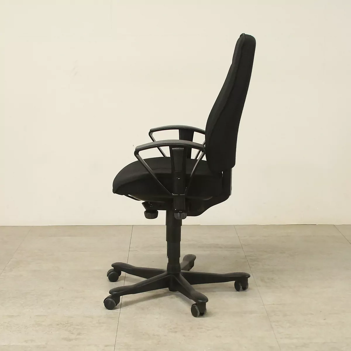 Kinnarps 6000 Free Float Juoda Biuro Kėdė Su Porankiais, Švedija