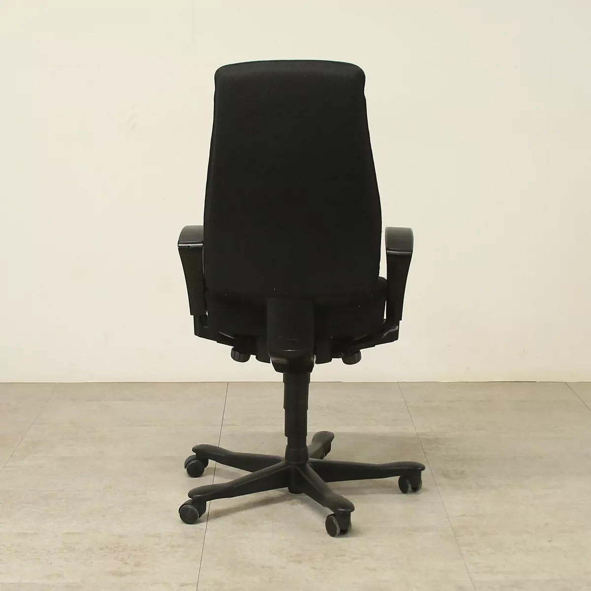 Kinnarps 6000 Free Float Juoda Biuro Kėdė Su Porankiais, Švedija