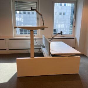 AHREND Dvigubas Elektra Reguliuojamas Stalas Su 160x80cm Stalviršiais Ir Laidų Tvarkymo Sistema Ir Monitoriaus Laikikliais, Švedija