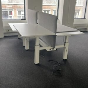 Dvigubas Elektra Reguliuojamas Stalas Su 140x80cm Stalviršiais Ir Laidų Tvarkymo Sistema Ir Pertvara, Švedija