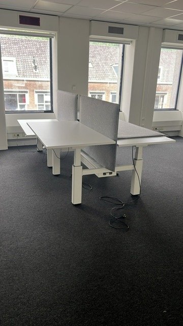 Dvigubas Elektra Reguliuojamas Stalas Su 140x80cm Stalviršiais Ir Laidų Tvarkymo Sistema Ir Pertvara, Švedija