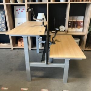 VOORTMAN Dvigubas Elektra Reguliuojamas Stalas Su 160x76cm Stalviršiais Ir Laidų Tvarkymo Sistema Ir Monitoriaus Laikikliais, Švedija