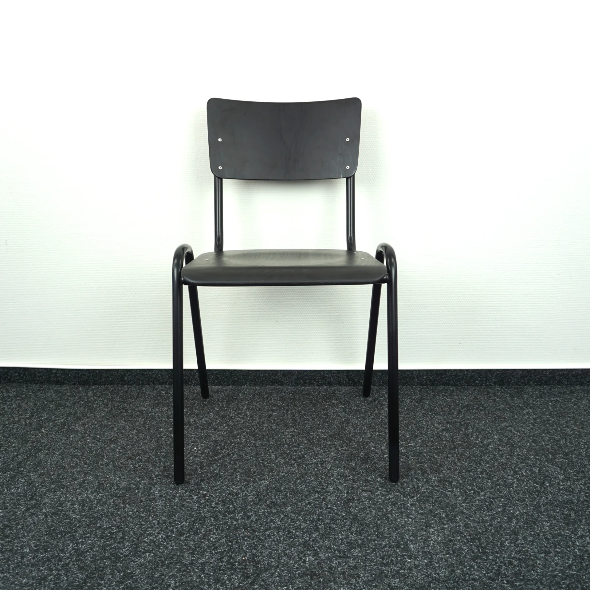 Juoda Medinė Kėdė, Švedija