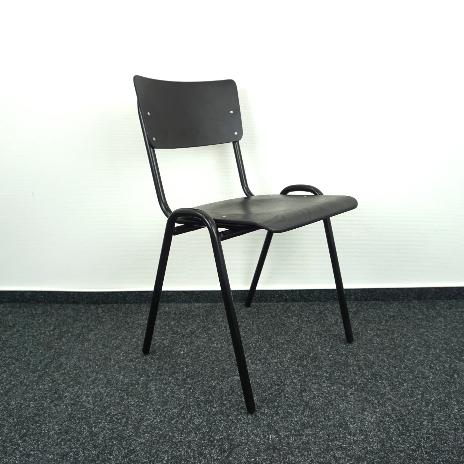 Juoda Medinė Kėdė, Švedija