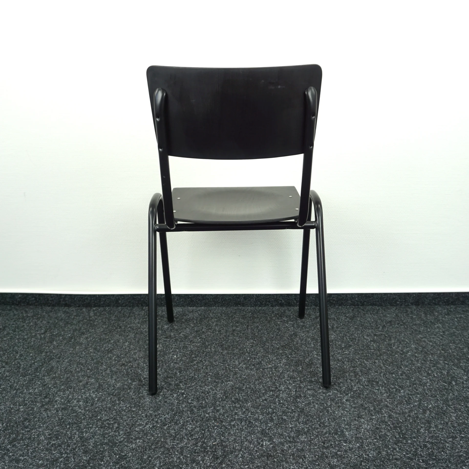 Juoda Medinė Kėdė, Švedija