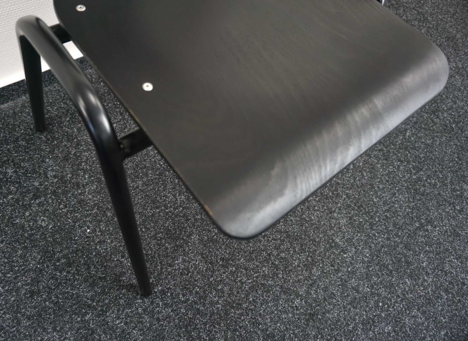 Juoda Medinė Kėdė, Švedija