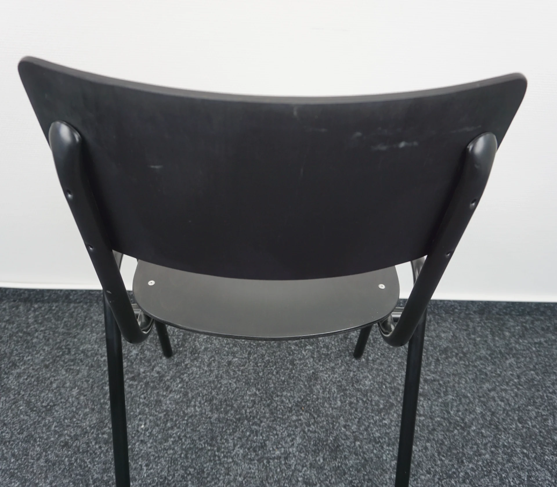 Juoda Medinė Kėdė, Švedija