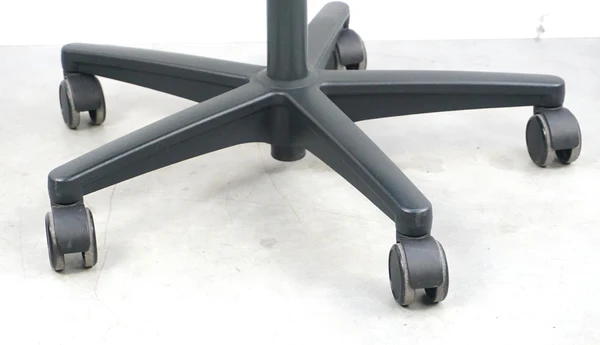Ahrend 230 Juoda Biuro Kėdė Su Žema Nugaros Atrama Ir 3D Porankiais, Švedija