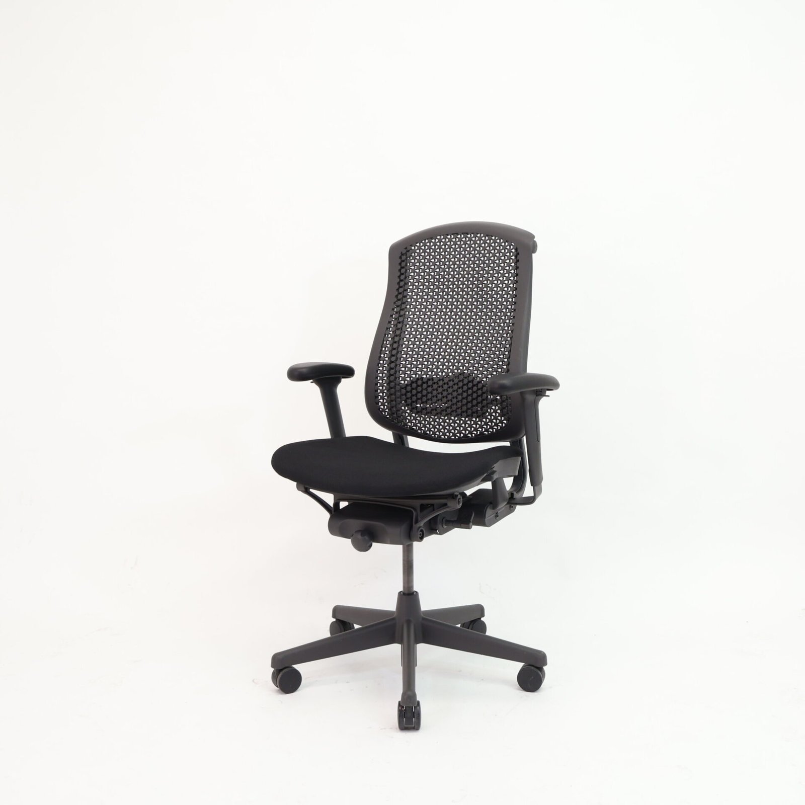 Herman Miller Celler Juoda Kėdė Su Porankiais, Švedija