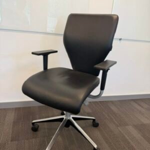 Orangebox X10-MBA Juoda Odinė Ergonomiška Kėdė Su Porankiais, Švedija