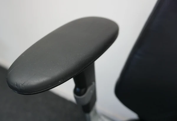 RH Logic 400 Odinė Juoda Biuro Kėdė Su 4D Porankiais, Švedija