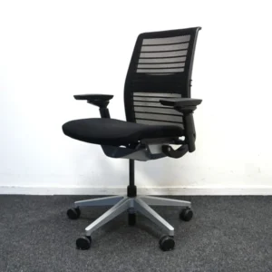 Steelcase Think Juoda Kėdė Su 4D Porankiais, Švedija