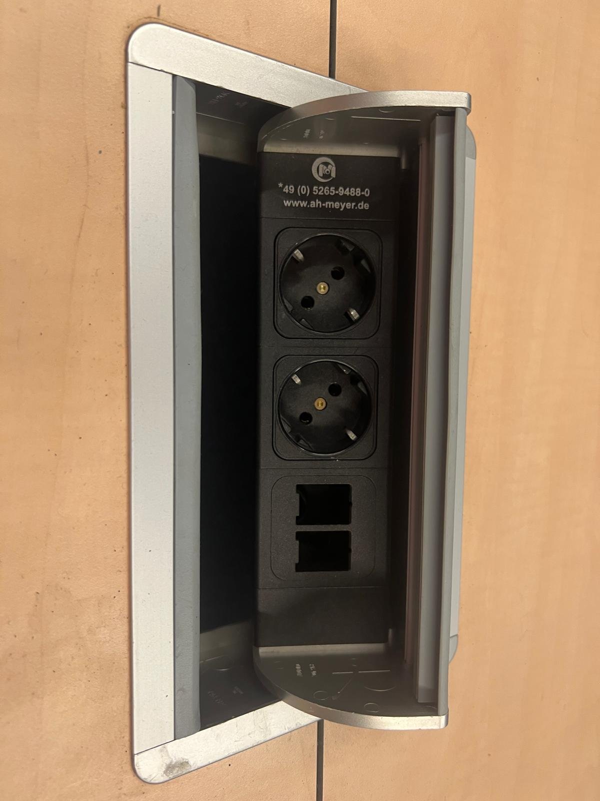 Vepa Konferencinis Stalas 238x130/143cm Su Laidų Valdymo Sistema, Olandija