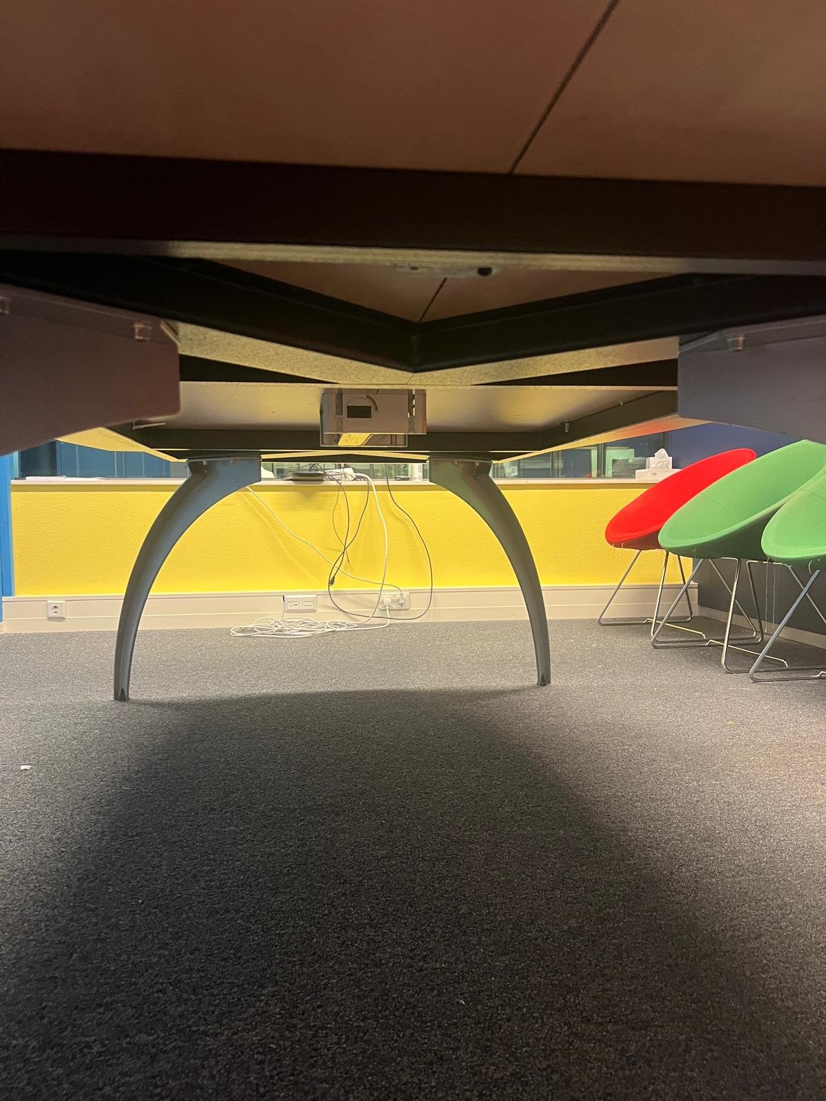 Vepa Konferencinis Stalas 238x130/143cm Su Laidų Valdymo Sistema, Olandija