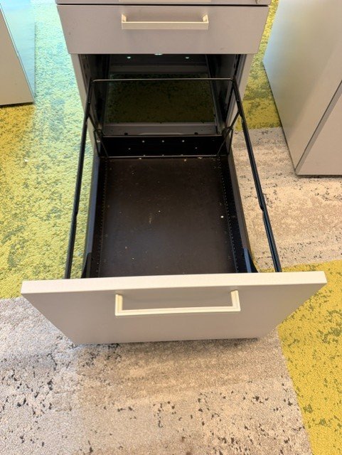 Steelcase Pilkas 3 Stalčių Blokas, Švedija