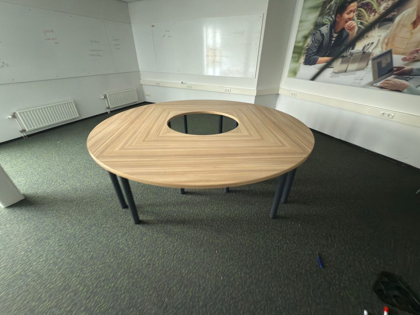 Konferencinis Stalas Ø250cm Su Laidų Valdymo Sistema, Švedija