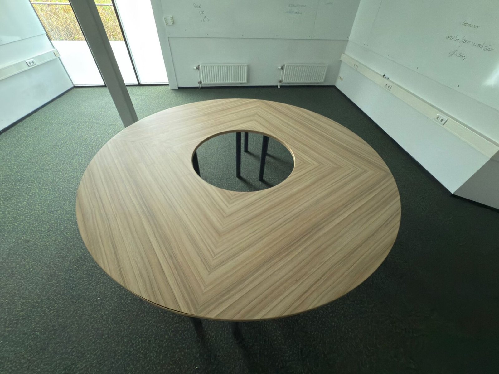 Konferencinis Stalas Ø250cm Su Laidų Valdymo Sistema, Švedija