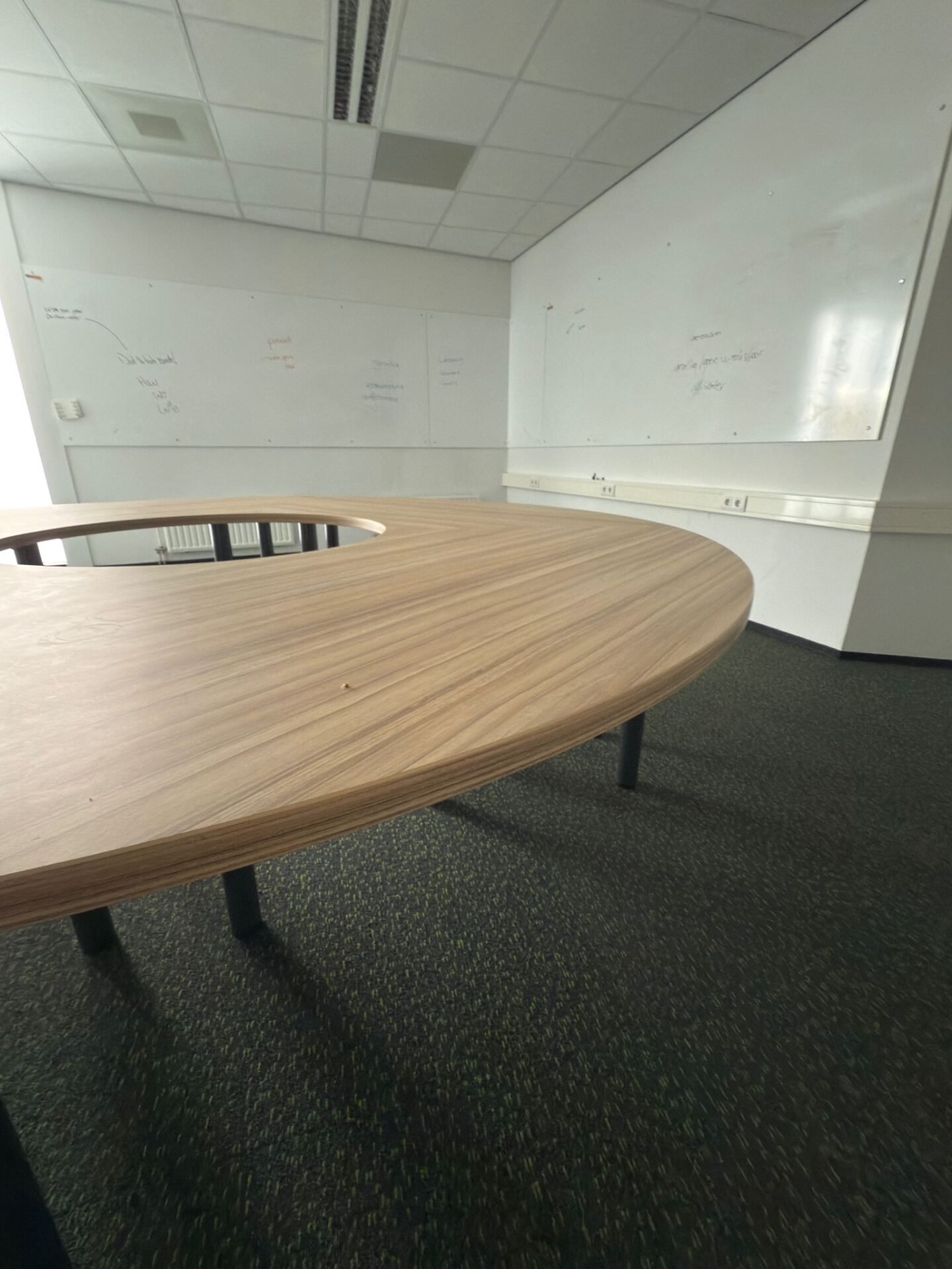 Konferencinis Stalas Ø250cm Su Laidų Valdymo Sistema, Švedija