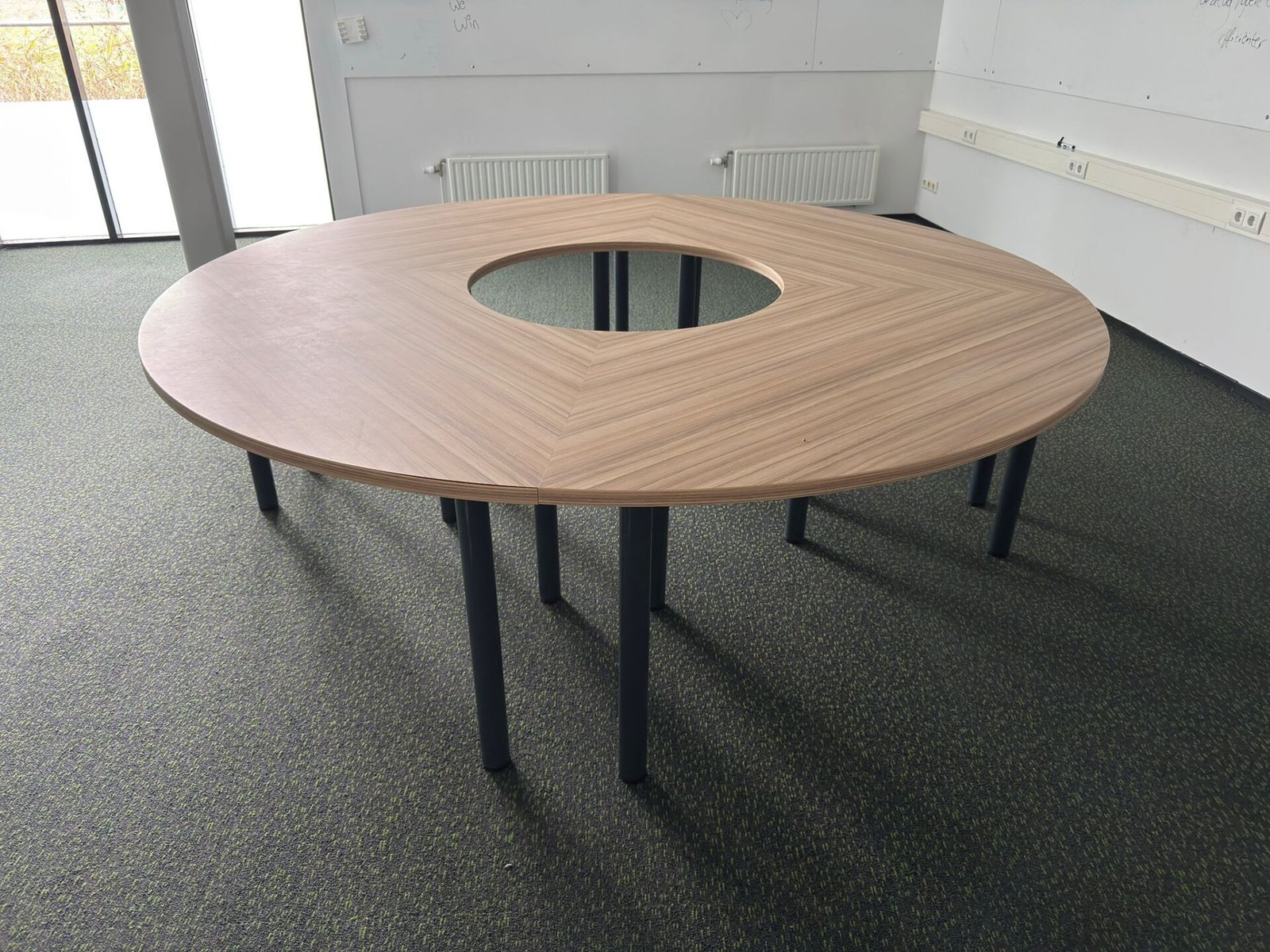 Konferencinis Stalas Ø250cm Su Laidų Valdymo Sistema, Švedija